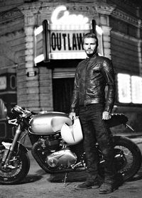 Essa é jaqueta favorita do Beckham. Pode não ser o seu modelo favorito, mas uma jaqueta de couro é uma peça fundamental do guarda roupas masculino atemporal. Invista em uma e deixe ela ser uma das bases do seu dia a dia no inverno.