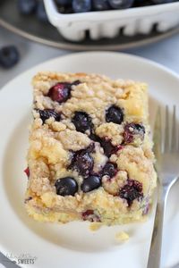 Blueberry Buttermilk Pancake Casserole - Thick and fluffy baked buttermilk pancake casserole filled with fresh blueberries and topped with a brown sugar crumble. #pancakes #casserole #bakedpancakes #blueberrypancakes #buttermilk