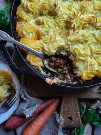 Perfectly seasoned beef, veggies and luscious gravy hidden underneath a fantastic layer of duchess potatoes take this Shepherd's Pie to the next level! Your family will love it! #shepherdspie #cottagepie #comfortfood #whatsfordinner #feedingthefamily #glutenfree #budgetfriendlyrecipes #pipedpotatoes #duchesspotatoes #meatandpotatoes