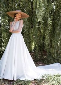 Rendas, tecidos vaporosos e em harmonia com a natureza! Uma coleção repleta de inspirações românticas. Inspira-te! #casamento #noiva #look #moda #tendências2021 #coleção2021 #vestidos #bohochic #noviad'art #casamentospt