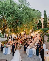 Style Me Pretty on Instagram: "Now THAT is how to throw an al fresco reception to remember. 👏🇮🇹 LBB Catering: @galateoricevimenti Photography: @davidbastianoni Planning: @sposiamovi @italianweddingplanners #stylemepretty #smplittleblackbook #italianwedding #italywedding #italybride #destinationwedding #weddingreception #weddingtable #weddingtables #weddingreceptiondesign #receptiondesign #alfrescowedding #outsidewedding #summerwedding #weddinglighting #tuscanwedding #borgodicastelvecchio"