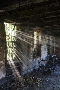 Depuis 2006, Jeremy Harris arpente les États-Unis à la recherche d'asiles abandonnés pour les photographier. Il s'est déjà rendu dans 35 lieux différents.