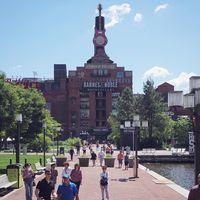Passarela linda de Inner Harbor em Baltimore pra dizer que tem post novo no blog mostrando como é diferente a experiência de assistir um jogão de baseball nos Estados Unidos! Quem já foi num jogo de baseball? Você é Orioles ou Yankees? #VisitBaltimore #Maryland