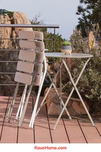 Cette chaise Ambition est en acier peint en blanc mat et elle a été conçue pour que même les city lovers en profitent sur leur balcon. Comme elle est pliante, même rangée elle ne prendra que très peu de place, et son design s’adapte à tous types d’extérieurs. Profitez à 100 % de vos jours ensoleillés. #jardin #extérieur #meubles #homedecor #design