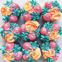 Summer Floral Cupcakes @laurynmariebakes