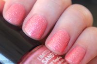 Catrice Tropicoral is een hele mooie koraal kleurige lak. Helemaal leuk voor de zomer en de lente. Deze lak is in de sand style, met textuur.