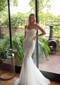 Para 2021, Neta Dover traz-nos uma coleção de vestidos sublime e única para brilhares mais do que nunca. Tecidos vaporosos, decotes pronunciados e texturas únicas dão vida a uma coleção exclusiva e cheia de encanto. Inspira-te com esta galeria! #casamento #noiva #look #modanupcial #vestido #sapatos #tendência2021 #inspiração #netadover #casamentospt