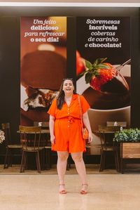Look plus size usando macaquinho laranja liso com lapela elegante Cinderela de Mentira Ana Luiza Palhares
