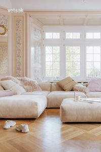 If "to chill" had a visual definition, this would be it. Kick back and relax, and let yourself go. The extra large #vetsaksofa lets you sit super comfortably. Invite the original hygge feeling to your living room by matching pastel accents and different materials. Open & bright with natural colours & an inviting cosiness, the scandinavian interior design will bring a certain airiness to your place. Just think of a beige sofa as a blank canvas with an endless number of decor combinations possible