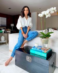 Silvia Bussade Braz on Instagram: "Tem dias que dá preguiça, já em outros quero me arrumar para trabalhar em casa, para fazer meus calls intermináveis, para levantar o astral✌🏼Hoje foi dia de jeans + camisa branca volumosa, minha dupla favorita e base tantos looks legais que dá para montar com essas duas peças ✨Tudo @oficial_sclub #stayhome"