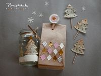 Alte Buchseiten sind ein geniales Material für Weihnachtsdeko, das zahlreiche Bearbeitungen zulässt. Im Blog stelle ich dir einiege davon vor und einen Buchtipp für Weohnachtsdeko habe ich auch noch parat. Also, bis gleich auf honigkukuk.de! #altebuchseiten #upcycling #weihnachtsdeko #weihnachtliches aus Papier #schenken
