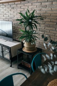 Decoración de un salón estilo industrial con pared de ladrillos y muebles industriales