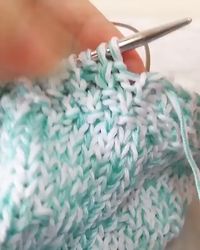 via lara_knitwool Today I will show how I close the loops, if I need to make the edge look like typesetting. For example, when I knit a snood and want it to have the same edges (top and bottom). In the video, I’m just closing the loops😉. I also like this method for the reason that it does not tighten the edge and it is quite elastic. Use your health! 😊 Easy knitting. Put ❤, so I understand that the video is useful for you👍