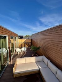 Deze topkwaliteit massief composiet vlonderplank in de kleur bruin is van de beste kwaliteit. Het massief composiet terrasdekdeel springt direct in het oog vanwege haar extra breedte. Je creeërt daarmee een unieke look op jouw terras.