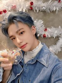 Stray Kids Japan Official on Twitter: "STAY❣ 今年もスキズと一緒にクリスマスを楽しんでいただけましたか?🎄 STAYとの甘くあたたかい1日の締めくくりをしようと、ヒョンジンサンタがまたプレゼントを置いていきました🎁💕 🍪STAY Merry Christmas🍪 #StrayKids #スキズ #ヒョンジン #Hyunjin https://t.co/uVaFGcrLBo" / Twitter