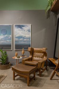 Zen Lounge – Alain Moszckwic e Bremmer Ribeiro. Escapar do estresse urbano é fundamental. Para isso, o Zen Lounge se propõe a oferecer momentos de relaxamento e equilíbrio. Paredes verdes, um jardim suspenso e mobiliário contemporâneo criam uma atmosfera tranquila. Destaque para as fotografias paisagísticas penduradas em alusão a janelas.