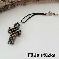 Ein Kreuz aus Glasschliffperlen und Rocailles. Dieser hübsche Anhänger kann Kettenanhänger (Bändchen ab) oder Taschenbaumler (mit Bändchen) eingesetzt werden. Die Farbe der Glasschliffperlen heißt Bronze matt und passt zu fast allem 😊 #anhänger #schmuckdesign #kreuzanhänger #handmadejewelry #glücksbringer #perlenliebe #glasperlenkunst #fädelstücke #taschenbaumler