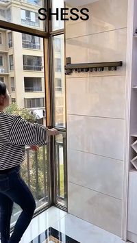 Le porte-linge est l'outil ultime à avoir dans toute buanderie. Avec ses bras réglables et extensibles, Il permet d'économiser beaucoup d'espace. Extrêmement robuste, le porte-linge a été conçu pour être durable, facile à installer et à utiliser.