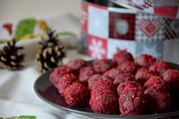 Pokud vás honí mlsná, tyto pralinky plné oříšků a hořké čokolády tuto chuť určitě zaženou. Maliny dodají mírně kyselou chuť a nechají tak čokoládový vnitřek lépe vyniknout.