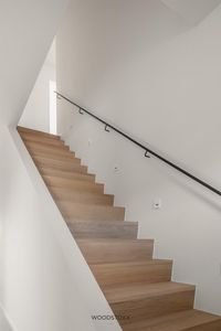 In de Oosthoek van Knokke met zicht op het poldergebied bevinden zich 2 prachtige nieuwbouwwoningen. Interieurarchitecte Bieke Casteleyn van BCINT . Shaping Spaces verwezenlijkte hier een sterk en zuiver concept met oog voor detail. In beide woningen paste ze onze Belgiqa Life collectie met als kleur Beach toe. In de eet- en leefruimte van de éne woning ligt deze soort in Hongaarse Punt die extra dynamiek biedt met het motief.