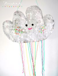 Gute Laune Regenwolke 🌧🌈 In meiner Grundschul-Recyclingbastel AG schnipseln wir uns in den Frühling. Da ohne Regen nichts wachsen kann, verwandeln wir Zeitungsbögen in federleichte Wolken, die mit kunterbunten Wollfäden und selbstgestanztem Konfetti geschmückt werden. #honigkukuk #recyclingbasteln #createwithkids #kidscrafts #bastelnmitkindern #basteln #wolke #newspaperart #grundschule #diykids #recycling