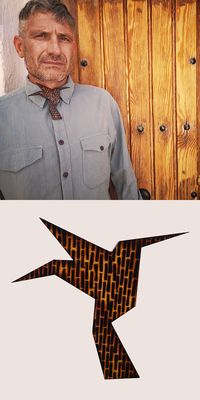 Pajarita para camisa con forma de pájaro, realizada de forma artesana en España. Con materiales sostenibles, grabada a mano y enganche de plata. Con la compra de cada pajarita asignamos 5€ a fines humanitarios.