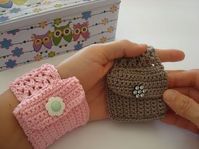 Brazalete de ganchillo, con práctico monedero. Tejido casi en una pieza. Es muy fácil de hacer y queda muy bonito puesto. Materiales utilizados Algodón merce...