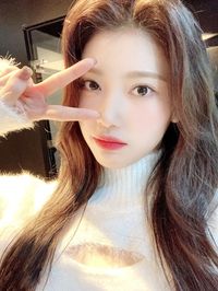 ㅎㅎ.. 어제도 여러분들과 만나게 되어서 너무 기뻐요🥳 우리 같이 게임도 했고, 제가 이겼어요😎 ㅋㅋ 농담이에요.. 여러분들이 너무 똑똑한 덕분이에요😉 여러분들 오늘 행복했나요?! 꼭 항상 기쁘게, 건강하게, 행복해야 되어용 사랑해요❤ (嘻嘻..昨天也很开心的跟大家见面了Partying face 一起玩了游戏 我还是赢家Smiling face with sunglasses 是我比划的好吧?Smirking face 哈哈开玩笑..是你们聪明Winking face 大家今天都开心吗 一定要一直开心健康幸福哦 爱你们❤) #샤오팅 #XIAOTING #Kep1er #케플러