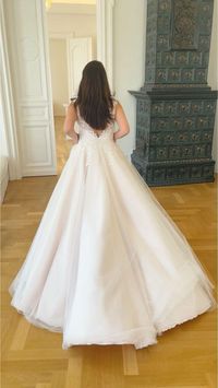 Unser Brautkleid Lotta ist ein wahrgewordener Prinzessinnen Traum 🤩Das figurbetonte Design mit einer Satin-Korsage steht jedem Figurtyp, ob großer Busen oder schmale Taille 💓 Im Oberteil findet sich eine zarte florale Spitze mit leichtem Glitzer. Durch den Blush Ton des Satins und den Tüll-Lagen zaubert dieses Traumkleid einen umwerfenden Rock mit Schleppe 😍 Wie bei all unseren Hochzeitskleidern könnt ihr nach eigenen Wünschen Änderungen vornehmen und es zu EUREM Design machen 💫