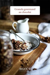 Tu cherches une recette de granola ultra gourmande pour réveiller tes matins gris, cette recette de granola au chocolat est là pour toi ! 🍫🥛 //////// #recette #granola #chocolat #petitdejeuner #cereales #matin #foodphotography #photographieculinaire #recettefacile #foodblogger