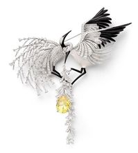 Broche en or blanc, serti d'un saphir jaune Golden Yellow poire d'environ 12,78 carats, d'un diamant E VVS2 poire de 2,12 carats, d'onyx, de crystal de roche et de diamants taille brillant.