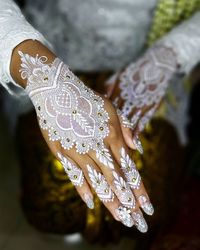 Make a shift from the usual black henna and opt for these trending white henna designs for your mehendi ceremony and stand out! #whitehenna #whitehennadesigns #whitemehendi #whitemehendidesigns #indianmehendi #mehendi #henna #indianweddings #mehendiceremony #weddinginspiration #indianbrides #minimalhenna #minimalmehendi #mehndi #mehndidesigns #bridalmehendi