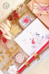Un calendrier de l’avent prêt à créer avec de jolies surprises artisanales pour préparer la saison des merveilles et des fééries. Complétez à votre guise les petits sacs recyclés avec des biscuits maison ou autres friandises, des mots doux ou des citations inspirantes, des étrennes et des petits cadeaux sélectionnés avec amour. Glissez aussi les 4 cadeaux fournis : un élastique étoile, un pin’s le petit coeur en édition limitée, un magnet étoilé en édition limitée et un bijou de sapin.