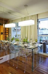 70. Luminárias para sala de jantar pequena decorada com parede espelhada e mesa de vidro – Foto: Jeito de Casa #lumináriaparasaladejantar #lumináriaparasaladejantarpequena #lumináriapendenteparasaladejantar