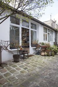 Bienvenue dans un appartement au coeur d'une jolie voie privée parisienne ! #balcon #terrasse #balcony #deco #design