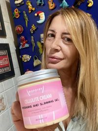  Uno dei problemi che da sempre affligge l’universo femminile è l’antiestetica questione della cellulite . Anche le persone magre infatti non sempre ne sono esenti. Non solo inestetismo dell’epidermide, bensì vera e propria malattia. Causata da processi infiammatori che si manifestano sul grasso corporeo, sul sistema circolatorio e sulla superficie della pelle. Scopriamo insieme il nuovo trattamento anticellulite.