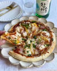 お酒ラバーはもう始めている?パンをつまみにお酒を楽しむ「#パン飲み」7選 | おうちごはん