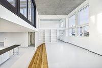 Parkett-Treppe als Raumtrenner. #parkett #treppe #stairs #kitchen #küche Innenarchitektur: Mia Kepenek Bild: Luca Zanier