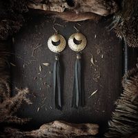 Retrouvez cet article dans ma boutique Etsy https://www.etsy.com/fr/listing/1383436184/boucles-doreilles-laiton-et-cuir-noir