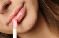 O lip oil proporciona hidratação profunda e mais duradoura para os lábios. Disponível em versão incolor e colorida, ele já virou hit.