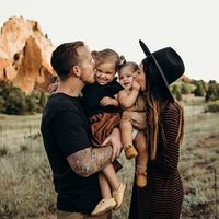 Stephanie Pollock on Instagram: “Snapping family mini sessions today and reminding myself I need to just pick a photo and finally order our Christmas cards 🎄 have you sent…”