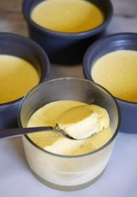Il y a quelques semaines j’ai voulu faire des crèmes dessert à la vanille pour régaler aussi bien les grands, que choupette. Ma « contrainte » donc : faire des crèmes pleines de saveurs et sans sucre. 3 essais infructueux plus tard, voici ces crèmes dessert à la vanille qui raviront toutes les papilles ! Imprimer …
