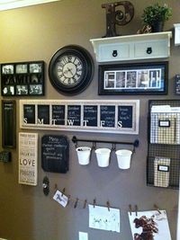 décoration murale pour la cuisine moderne avec une pendule murale en bois, photos