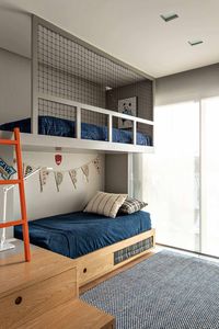 Quarto de criança, beliche, marcenaria planejada, como de madeira, escada laranja, cama suspensa, cama branca, roupa de cama azul, tapete azul, piso de madeira, parede branca, estante madeira e azul, bancada de estudos de madeira, nichos com decoração, brinquedos, marcenaria cinza, móveis de madeira, cortina cinza, decoração infantil. Em Apartamento para Receber e Curtir com a Família | Casa de Valentina #apartamento #decor #arch #decoração #decor
