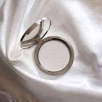 Les fêtes de fin d’année approchent à grands pas.. Pour un maquillage de fête réussi, il est indispensable de travailler son teint. Cette poudre permet de matifier votre teint après l’application d’un fond de teint, d’un blush et/ou d’un bronzer, et assure une longue tenue pour durer jusqu’au bout de la nuit ! Vous pouvez retrouver cette poudre matifiante dans nos salons Camille Albane ou sur notre shop, shop.camillealbane.com.🧡