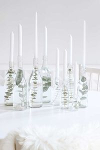 Schön schlichte Weihnachtsdeko, Glasflaschen mit Wasser und Eukalyptus