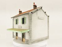 Superbe maquette d’une gare typique de la compagnie des chemins de fer de Paris à Lyon et à la Méditerranée. Cette gare convient pour de nombreuses constructions de réseaux de trains miniatures et diorama : avec une ou plusieurs voie(s), électrifiée(s) ou non.