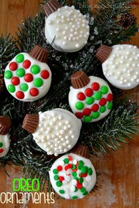 25 adorable Christmas treats to make with your kids! Easy Christmas desserts and edible gift ideas.
