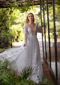 Para 2021, Neta Dover traz-nos uma coleção de vestidos sublime e única para brilhares mais do que nunca. Tecidos vaporosos, decotes pronunciados e texturas únicas dão vida a uma coleção exclusiva e cheia de encanto. Inspira-te com esta galeria! #casamento #noiva #look #modanupcial #vestido #sapatos #tendência2021 #inspiração #netadover #casamentospt