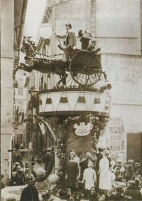 Entre las fallas que destacaron el año 1925 figuraba está instalada en las calles de Sogueros y Ripalda, el pleno barrio del Carmen, que se refería a la fiesta fallera de entonces. No falta junto a ella un municipal de verdad para guardar el orden.
